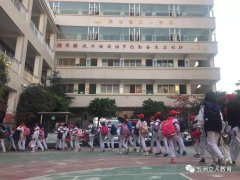 <b>昆明高新区立人学校的500多名同学们迈着整齐的</b>